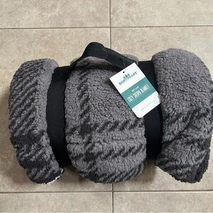 NWT Northeast Outfitters Cozy Black Gray  Check Sherpa Blanket 50 x 60